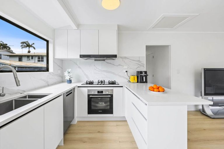 Photo of property in 2/10 Ennis Avenue, Pakuranga Heights, Auckland, 2010