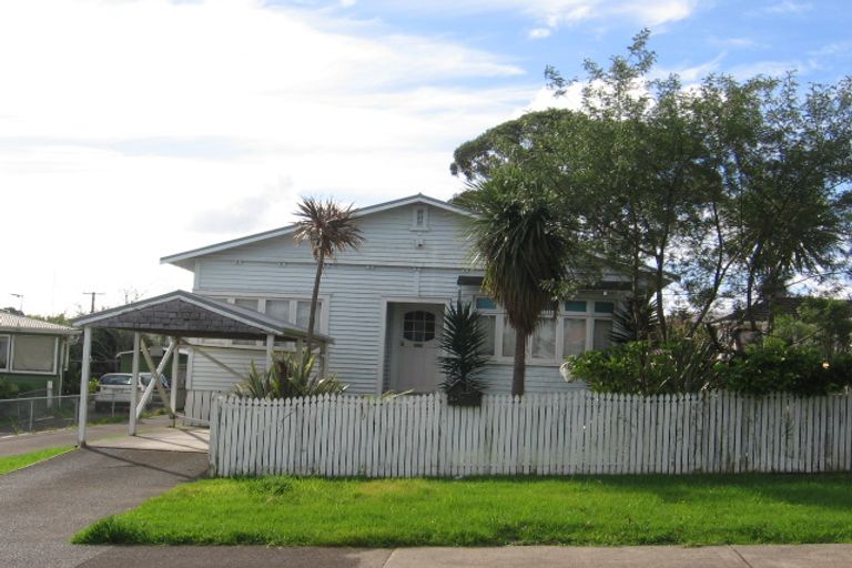 Photo of property in 3b Taipari Road, Te Atatu Peninsula, Auckland, 0610