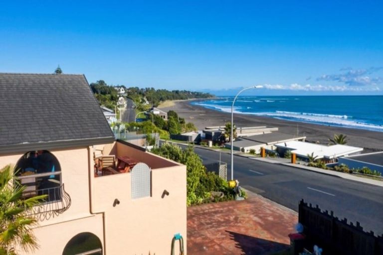 Photo of property in 10 Messenger Terrace, Oakura, 4314