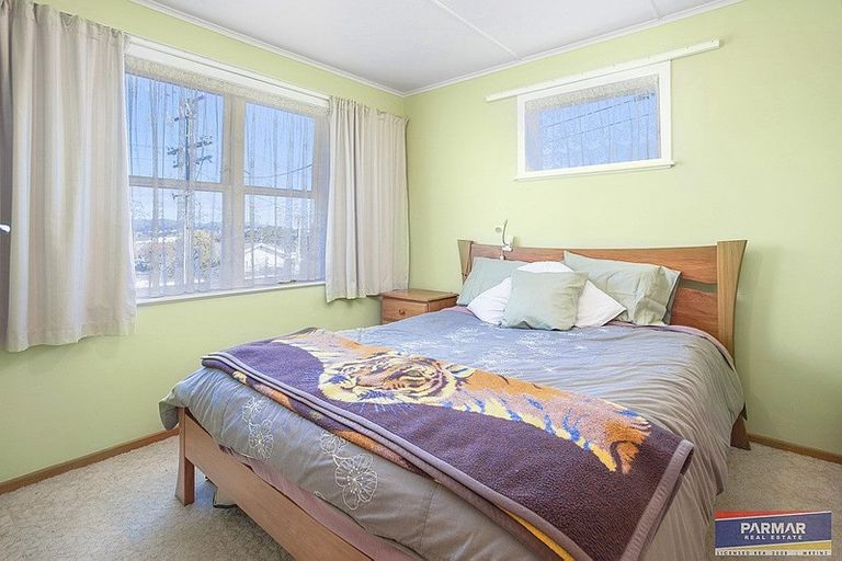 Photo of property in 11 Robert Burke Place, Henderson, Auckland, 0612