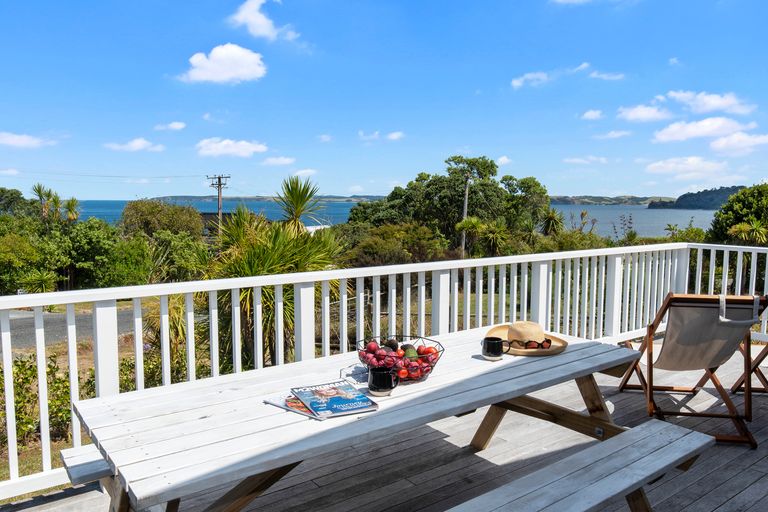 Photo of property in 4 Penguin Street, Leigh, 0985