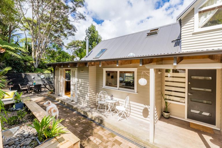 Photo of property in 33 Warner Park Avenue, Laingholm, Auckland, 0604