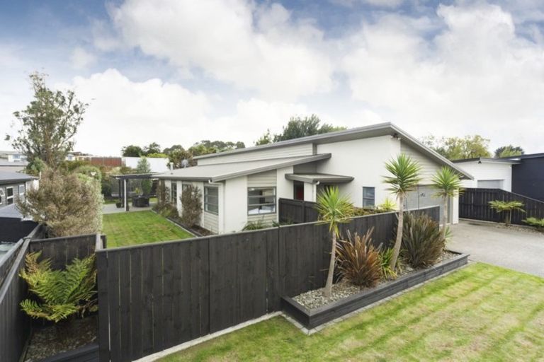 Photo of property in 4 Chestnut Close, Kelvin Grove, Palmerston North, 4414