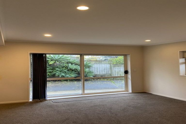 Photo of property in 58 Chivalry Road, Glenfield, Auckland, 0629