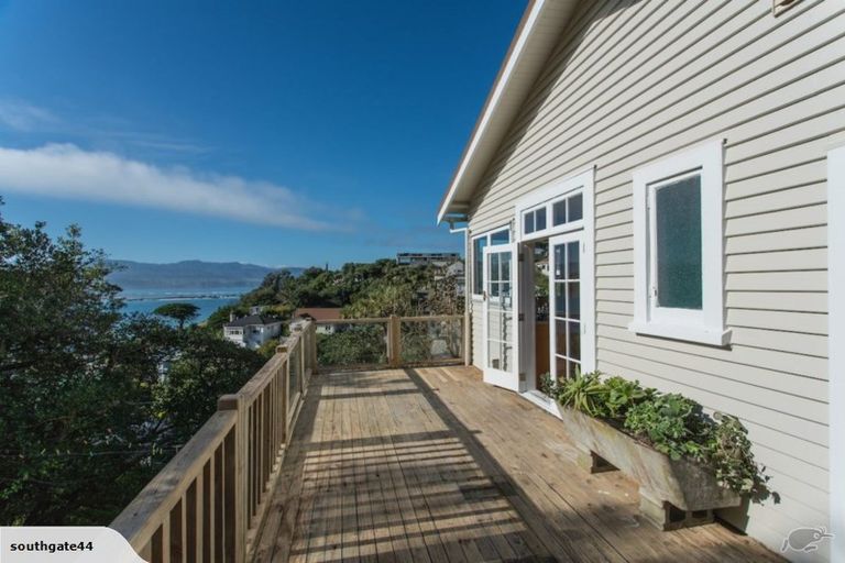 Photo of property in 30 Hungerford Road, Lyall Bay, Wellington, 6022