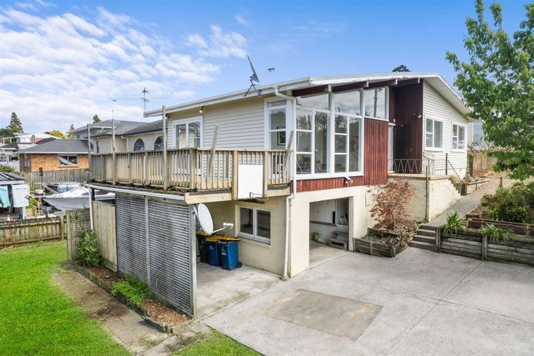 Photo of property in 116 Archibald Road, Kelston, Auckland, 0602