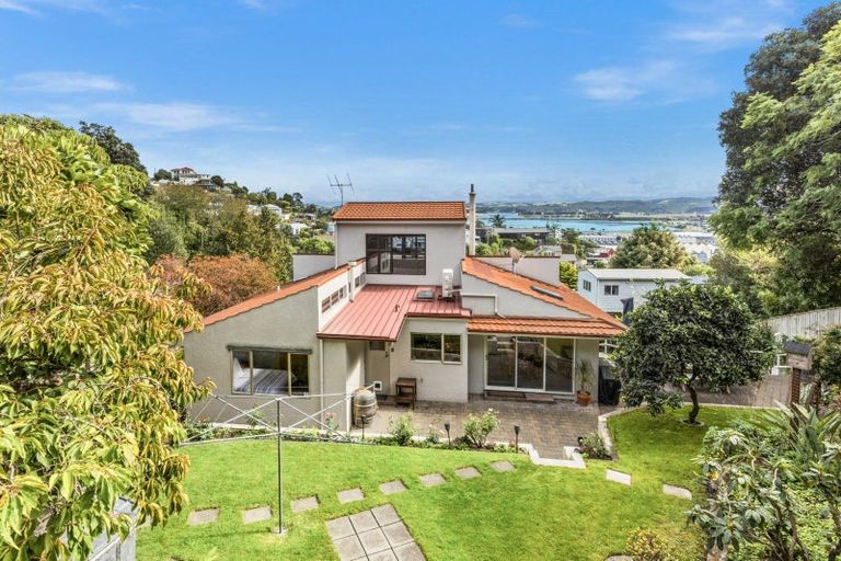 Photo of property in 8 Denholm Road, Hospital Hill, Napier, 4110