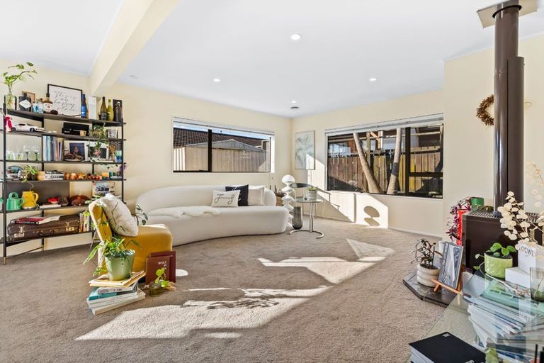 Photo of property in 2/16 Matisse Drive, West Harbour, Auckland, 0618
