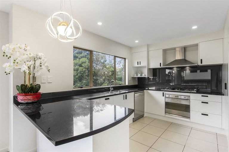 Photo of property in 14 Spoonbill Place, Unsworth Heights, Auckland, 0632