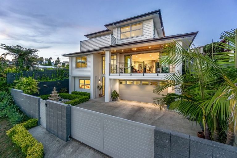 Photo of property in 13a Parr Terrace, Castor Bay, Auckland, 0620