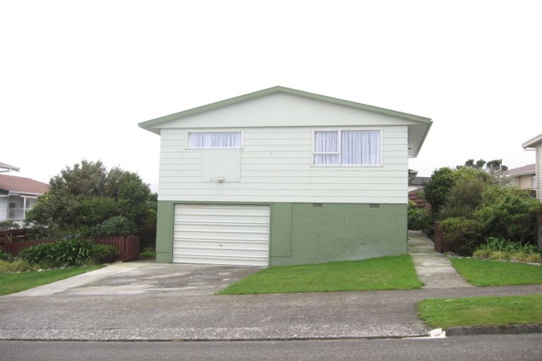 Photo of property in 4 Chetwode Grove, Newlands, Wellington, 6037