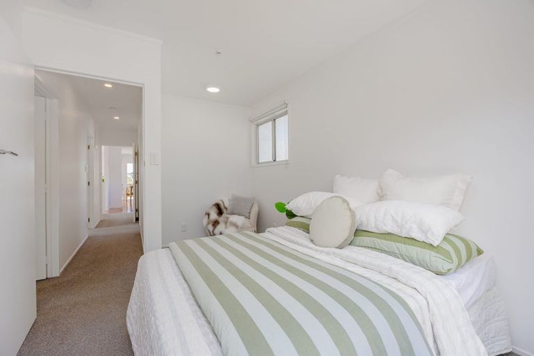 Photo of property in 3 Idyll Place, Northcross, Auckland, 0632