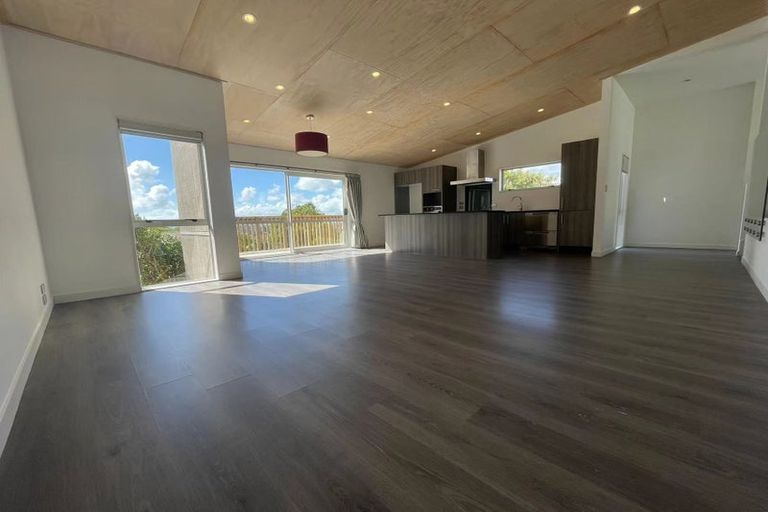 Photo of property in 561b Glenfield Road, Glenfield, Auckland, 0629