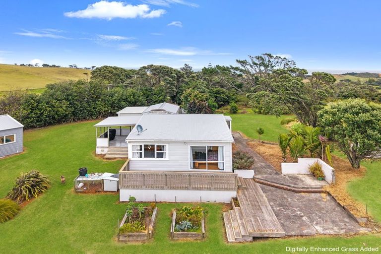 Photo of property in 125 Rehutai Road, Baylys Beach, Dargaville, 0377