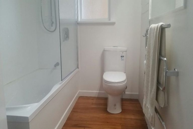 Photo of property in 176 Beach Haven Road, Beach Haven, Auckland, 0626