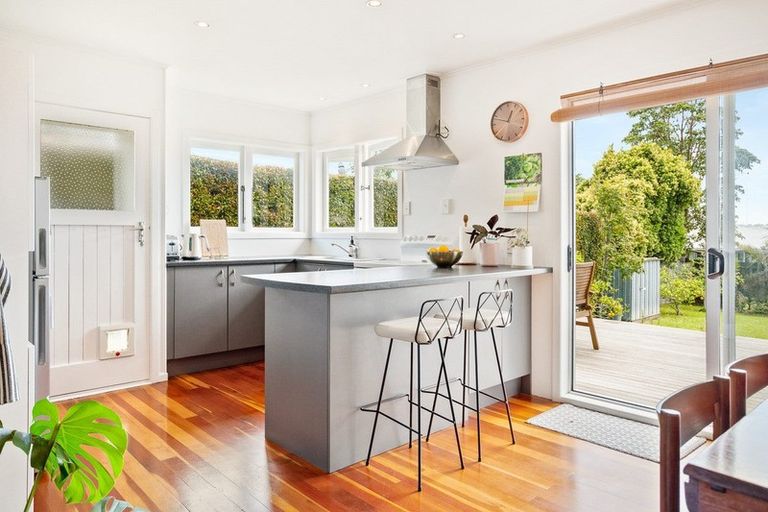 Photo of property in 31 Vodanovich Road, Te Atatu South, Auckland, 0610