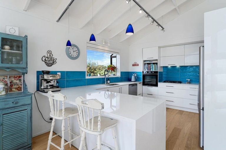 Photo of property in 106 Field Way, Waikanae Beach, Waikanae, 5036