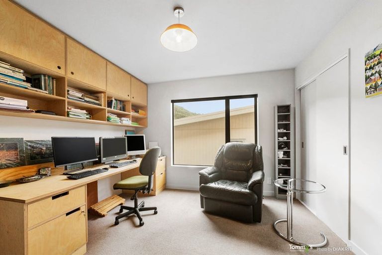 Photo of property in 15 Rarangi Way, Owhiro Bay, Wellington, 6023