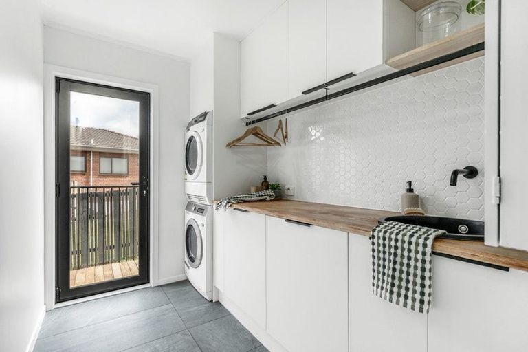 Photo of property in 3 Glucina Avenue, West Harbour, Auckland, 0618