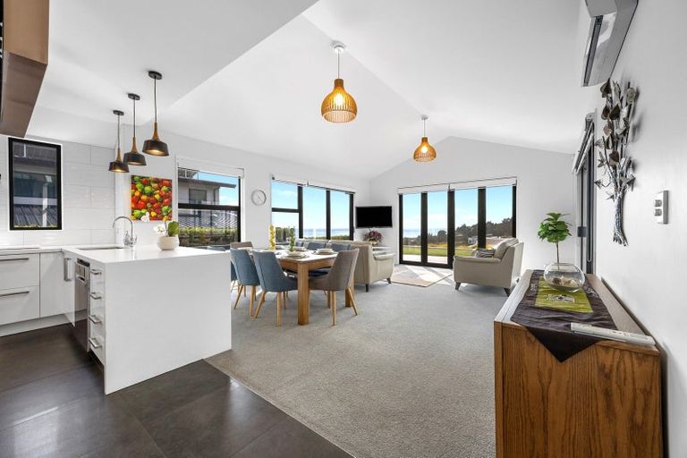 Photo of property in 8 Parkridge Place, Mount Pleasant, Christchurch, 8081
