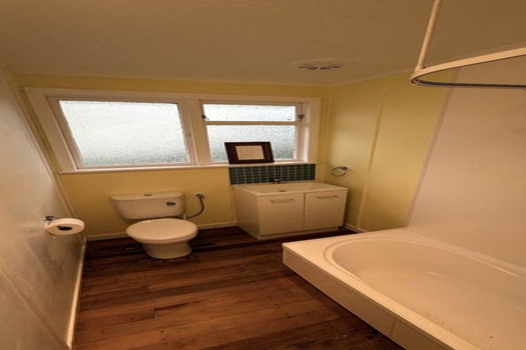 Photo of property in 24 Banks Street, Marfell, New Plymouth, 4310