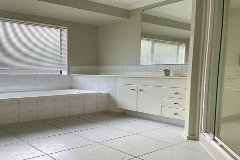 Photo of property in 20 Jade Court, Rosedale, Auckland, 0632