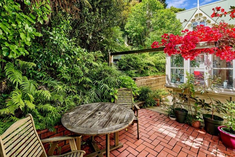 Photo of property in 15 Whiorau Grove, Lowry Bay, Lower Hutt, 5013