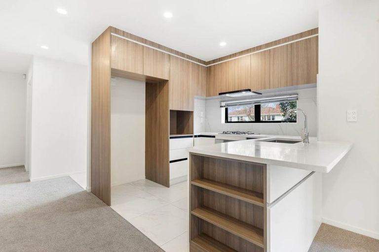 Photo of property in 52a Convair Crescent, Mangere, Auckland, 2022