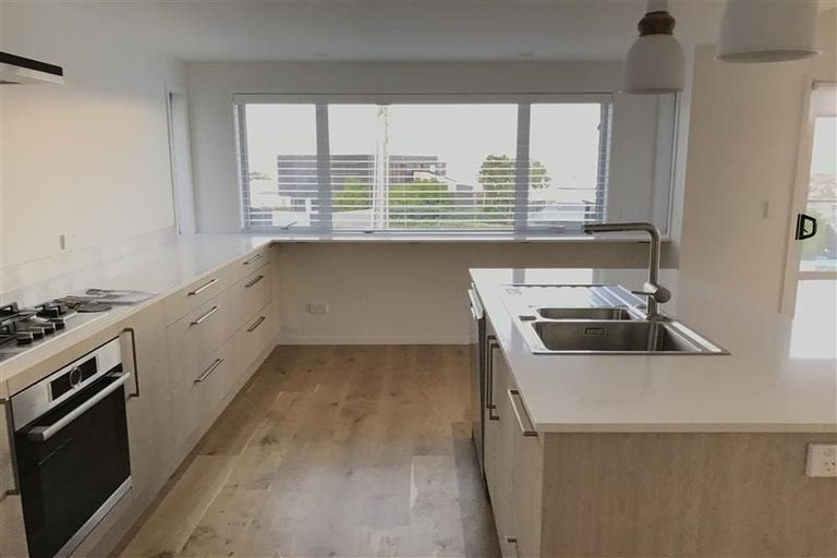 Photo of property in 1/50 Seaview Road, Castor Bay, Auckland, 0620