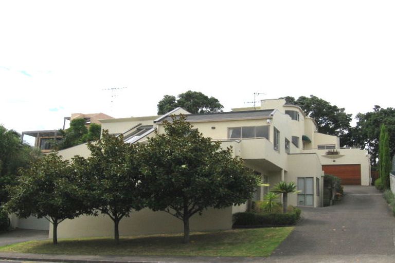 Photo of property in 1/33 Sylvan Avenue, Northcote, Auckland, 0627