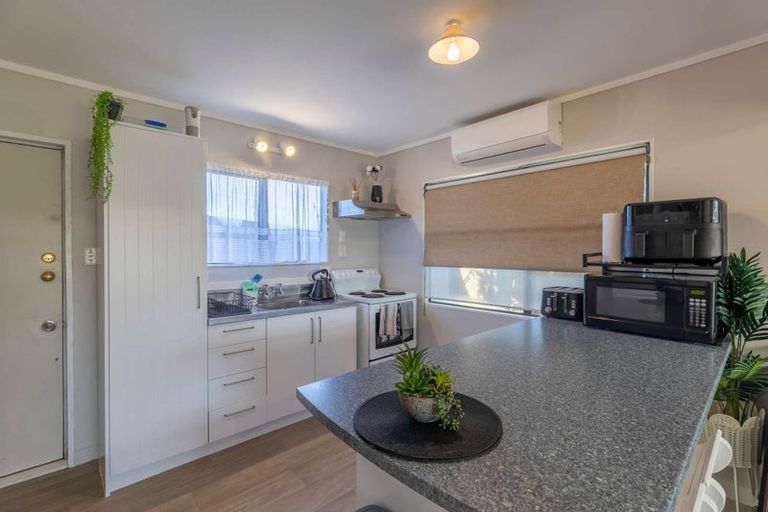 Photo of property in 2/23 Flaunty Place, West Harbour, Auckland, 0618