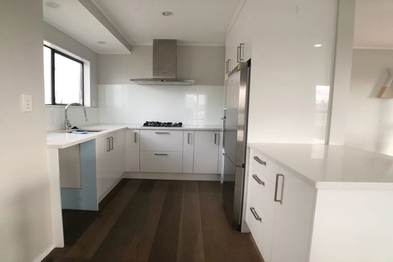 Photo of property in 1/3 Sevilla Place, Unsworth Heights, Auckland, 0632