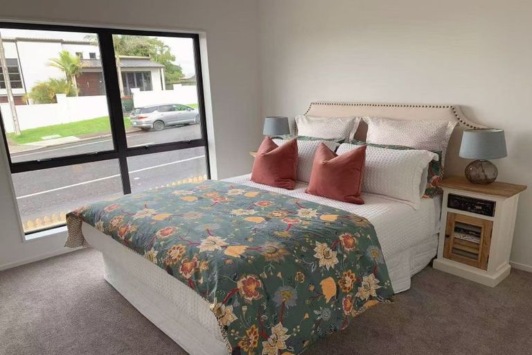 Photo of property in 142a Luckens Road, West Harbour, Auckland, 0618
