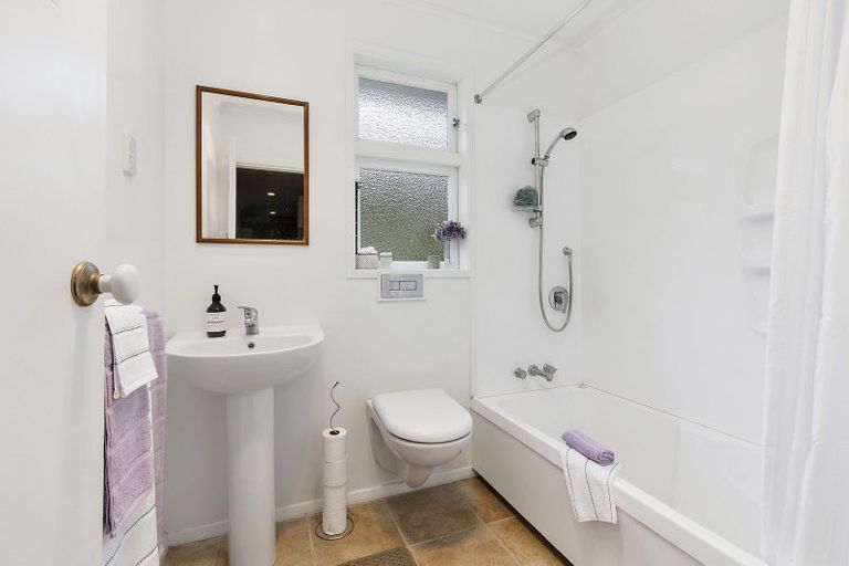 Photo of property in 64 Airlie Road, Plimmerton, Porirua, 5026