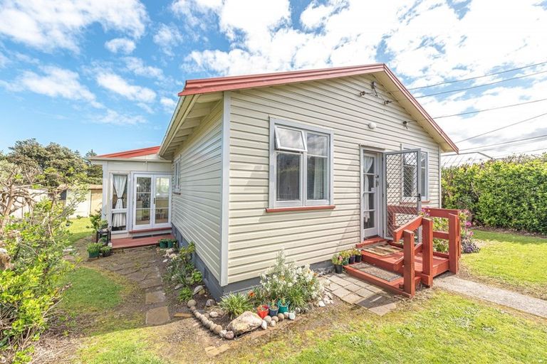 Photo of property in 31 Karaka Street, Castlecliff, Whanganui, 4501