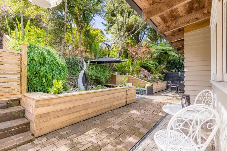 Photo of property in 33 Warner Park Avenue, Laingholm, Auckland, 0604