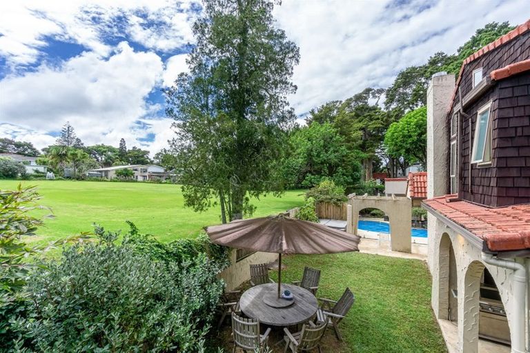 Photo of property in 1 Cobblestone Lane, Hillcrest, Auckland, 0627