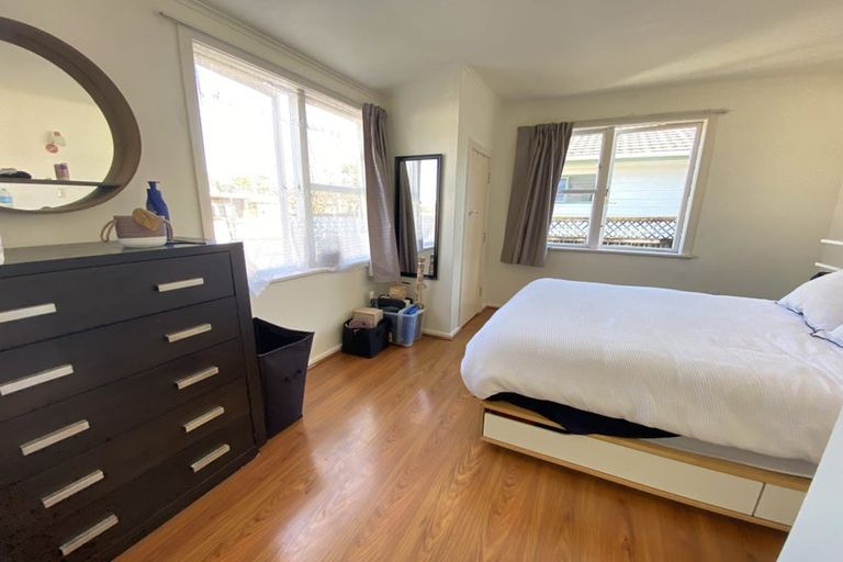 Photo of property in 38 Buscomb Avenue, Henderson, Auckland, 0610