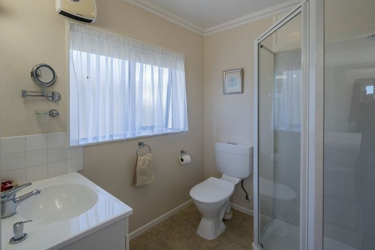 Photo of property in 9 Cranbrook Grove, Waikanae, 5036