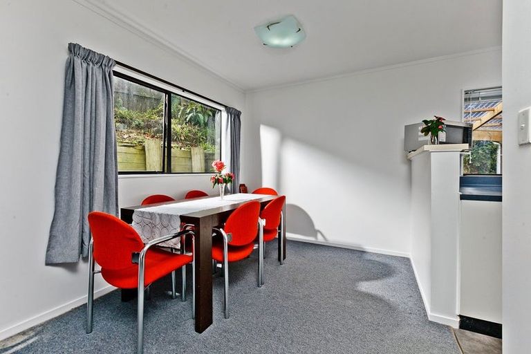 Photo of property in 1/1 Cheval Drive, Totara Vale, Auckland, 0629