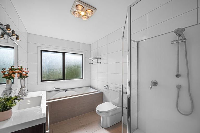 Photo of property in 2 Bintulu Place, Fairview Heights, Auckland, 0632