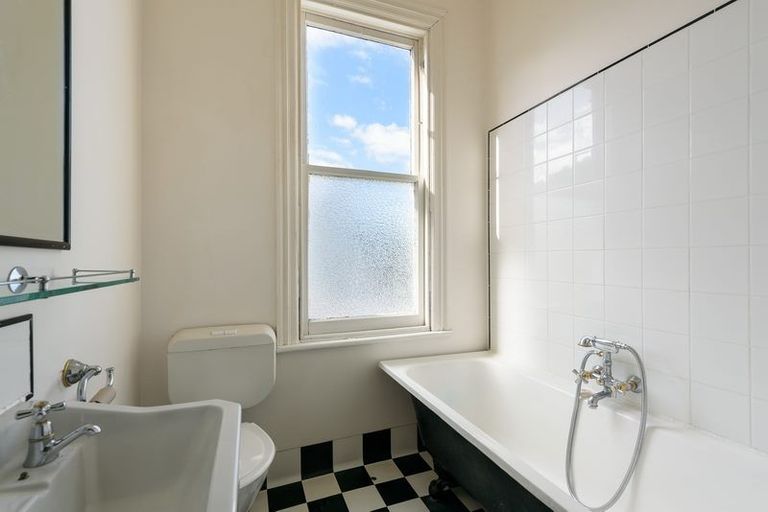 Photo of property in 2 Howard Street, Mount Cook, Wellington, 6021