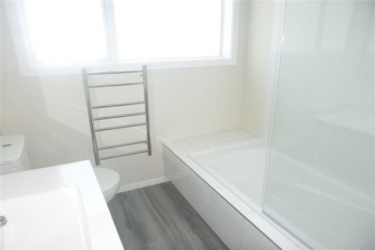 Photo of property in 8/20 Glanmire Road, Newlands, Wellington, 6037