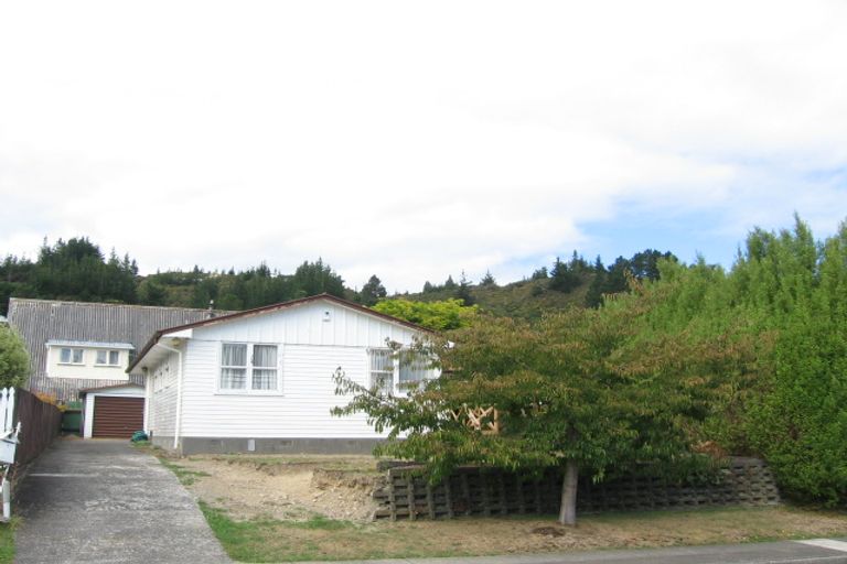 Photo of property in 4 Oregon Drive, Maoribank, Upper Hutt, 5018