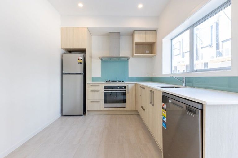 Photo of property in 5 Wharetana Crescent, New Lynn, Auckland, 0600