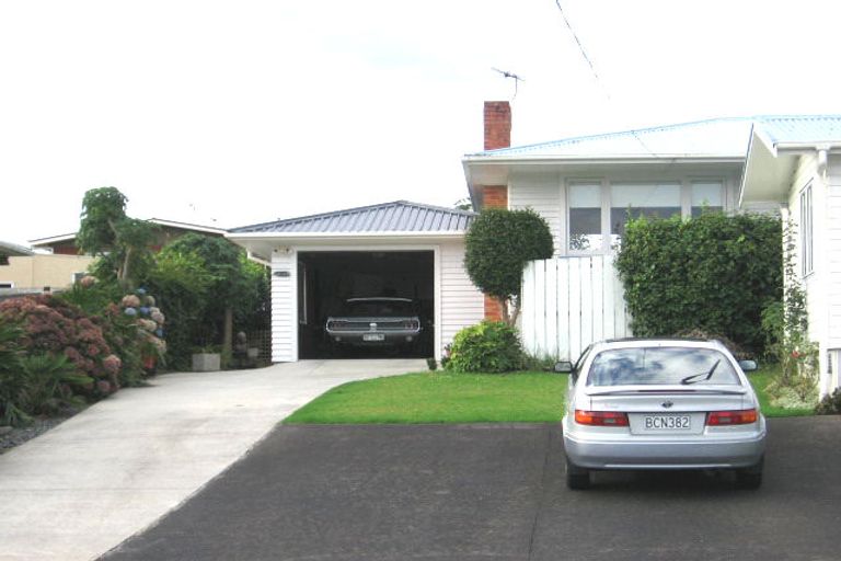 Photo of property in 1/15 Adriatic Avenue, Henderson, Auckland, 0612