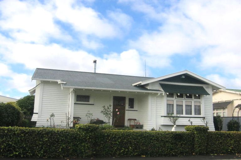 Photo of property in 17 Burns Avenue, Takaro, Palmerston North, 4412