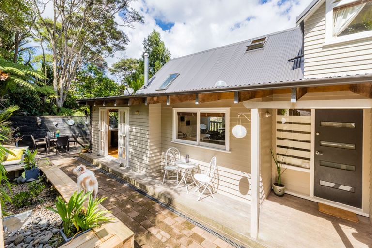 Photo of property in 33 Warner Park Avenue, Laingholm, Auckland, 0604