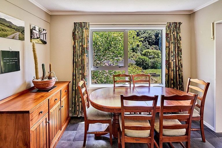 Photo of property in 73 Blue Mountains Road, Pinehaven, Upper Hutt, 5019