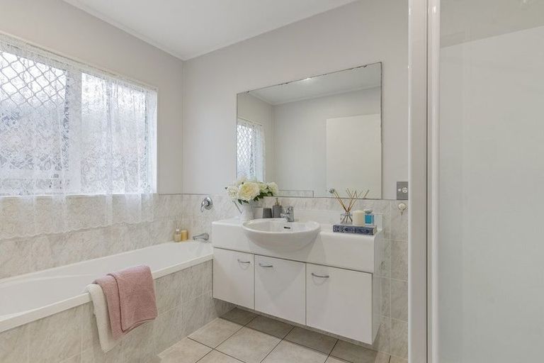 Photo of property in 2 Marlon Lane, East Tamaki, Auckland, 2016